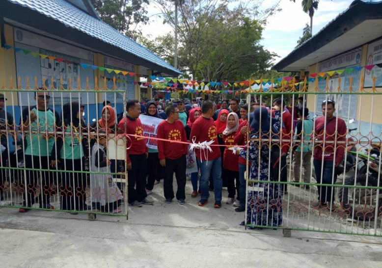 Pengguntingan Pita oleh Wabup Luwu Timur Irwan Bachri Syam sebagai tanda dimulainya acara Reuni Akbar SMP Negeri 3 Malili